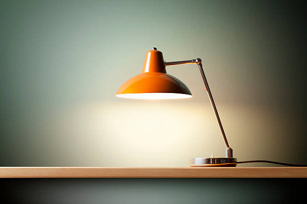 Darbas namuose pandemijos metu efektyvesnis įsirengus tinkamus biuro tipo šviestuvus namuose